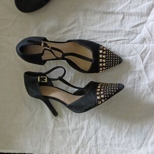 ❄️BCBG black strapy studded heels